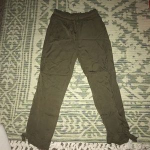 NEVER WORN Lulu’s army green joggers